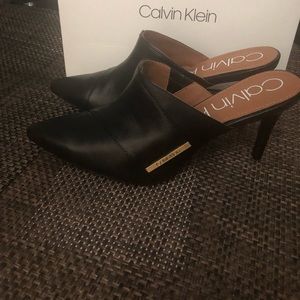 Woman Calvin Klein elegant Mules. Size 8,5. Heel height 3 3/4 “ (9,5 cm).
